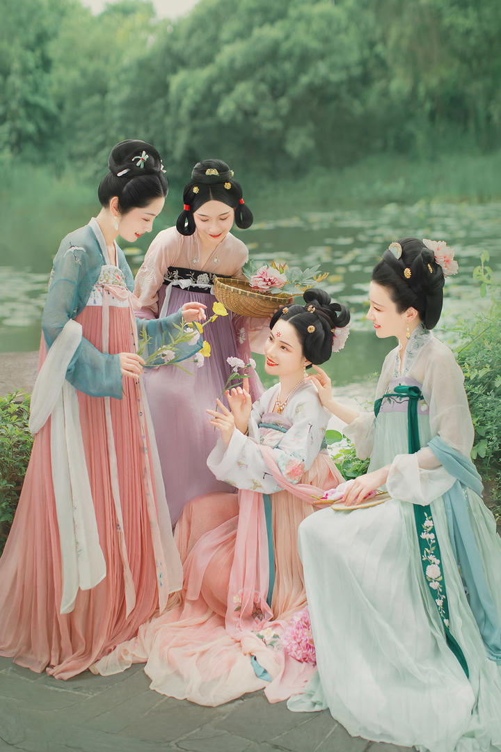 唯美古装美女户外踏青摄影写真图片