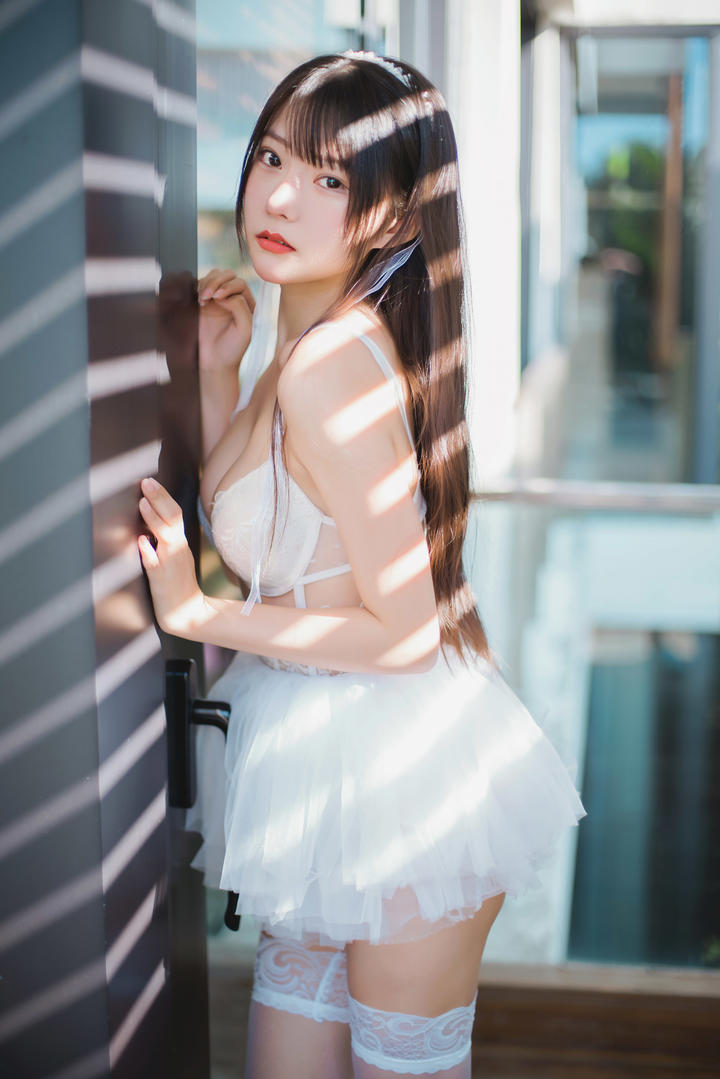 青春活力的大胸美少女露露性感私拍套图