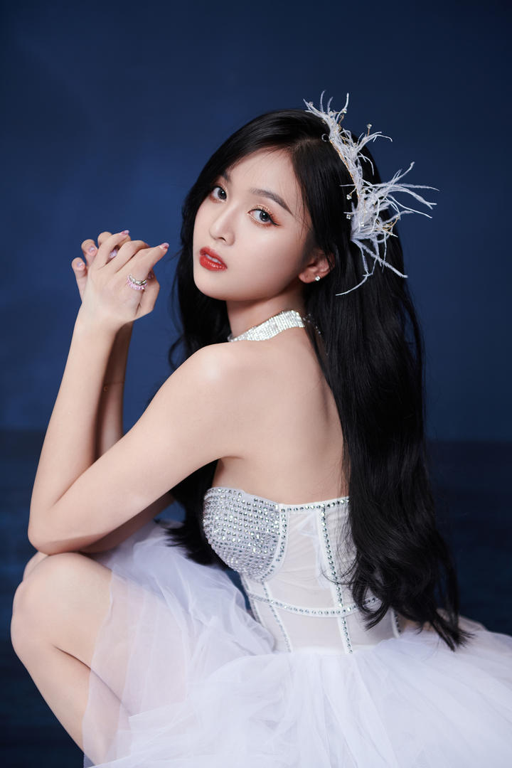 穿洁白婚纱的漂亮女明星吴宣仪摄影写真图片