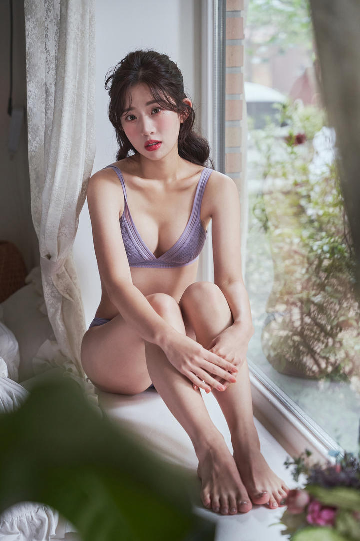 韩国粉嫩内衣美女模特性感人体写真图片