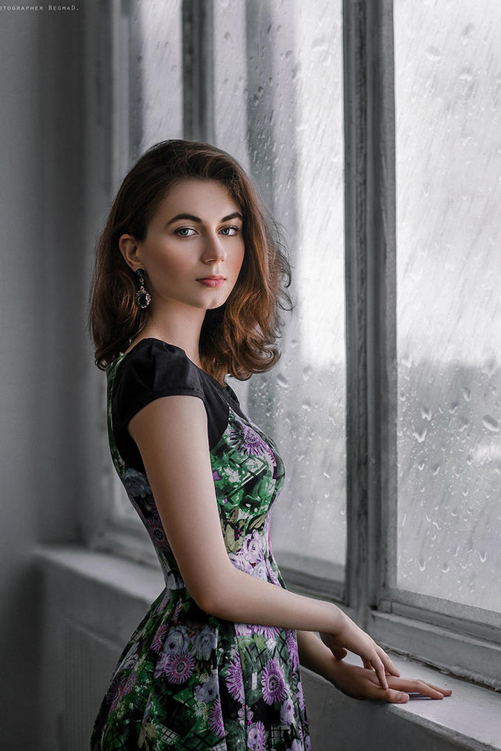 窗户边的欧美碎花长裙气质美女