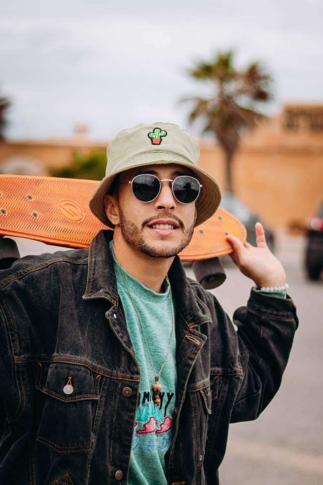 酷帅戴墨镜滑板帅哥图片