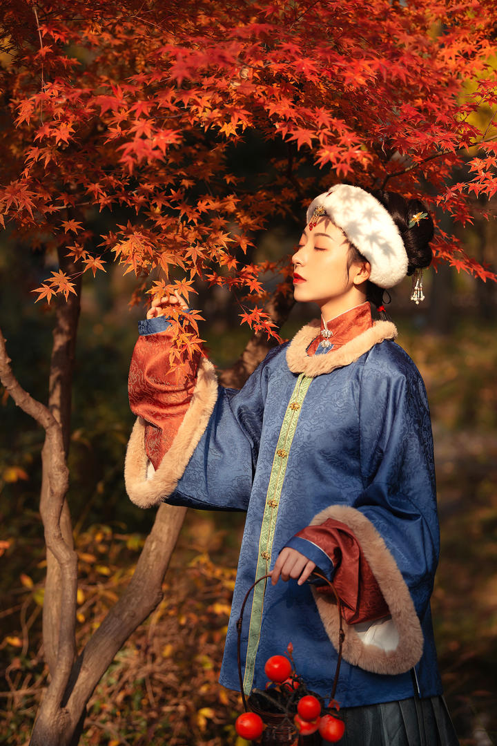 站在红枫树下清公主格格古装美女艺术写真图片下载