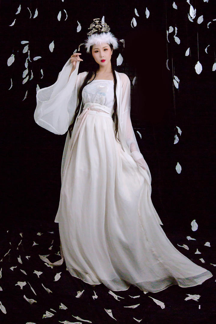 唯美白裙古装美女摄影人像摄影图片