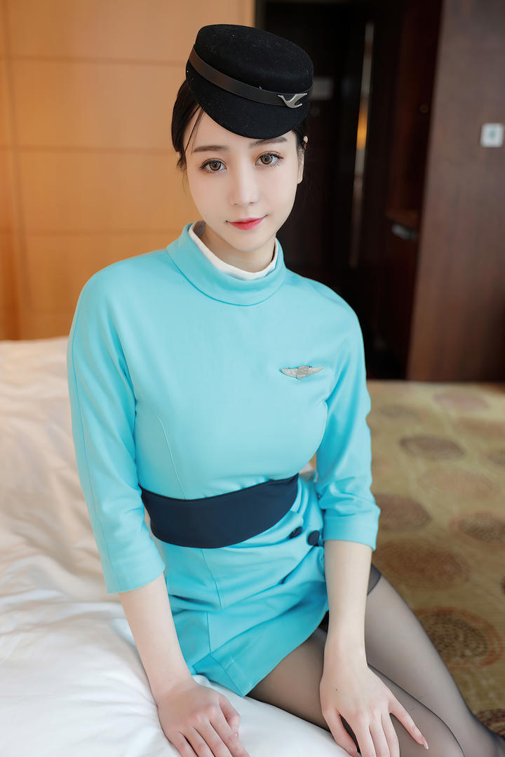 穿蓝色制服韩国美女空姐酒店自拍套图图片