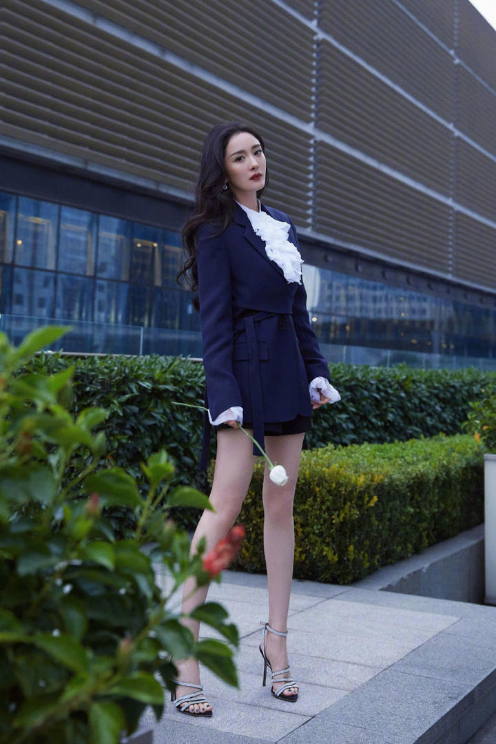 杨幂西装短裙性感写真图片
