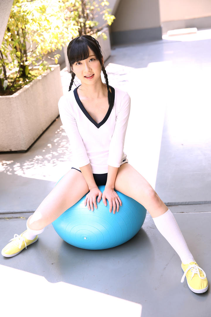 坐在瑜伽球上的高清日本清纯美女写真图片