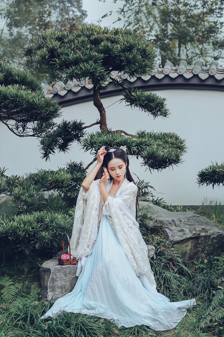高清树下的唯美美女写真图片