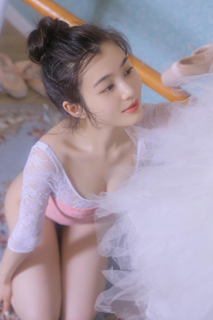 芭蕾舞艺校女生内衣美女艺术写真图片