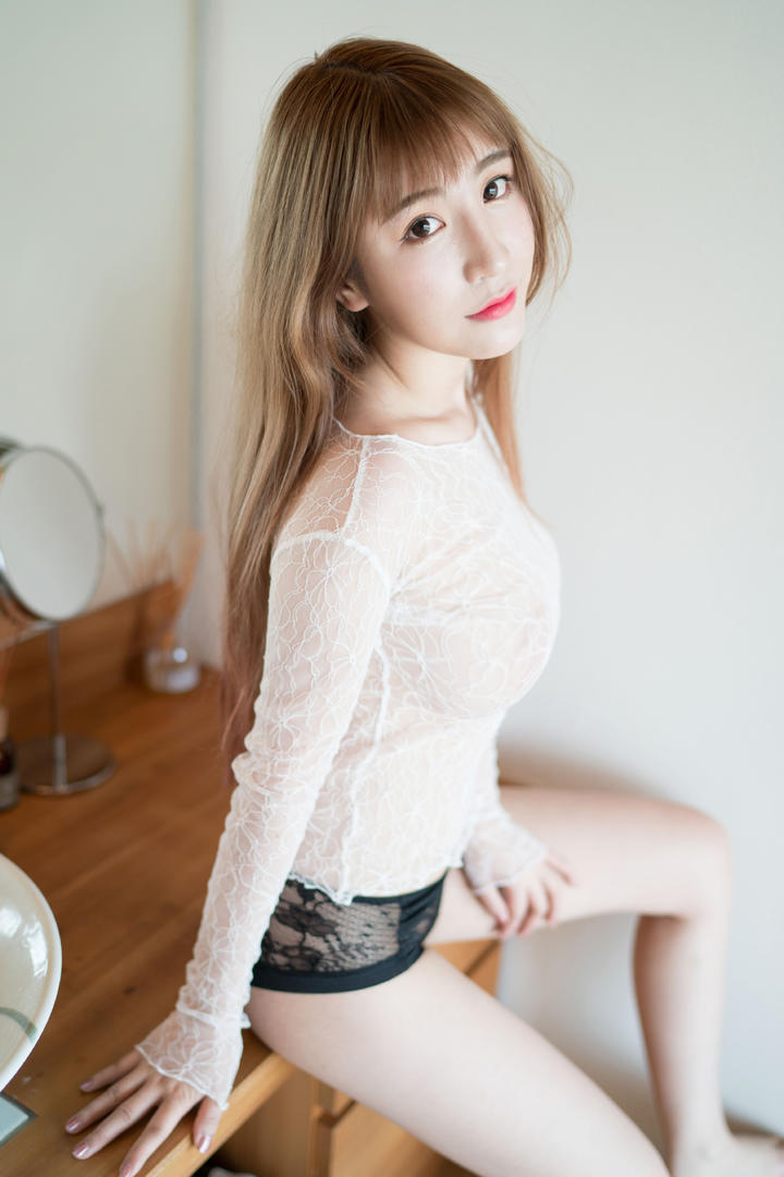 坐在桌子上的高清美女摄影图片