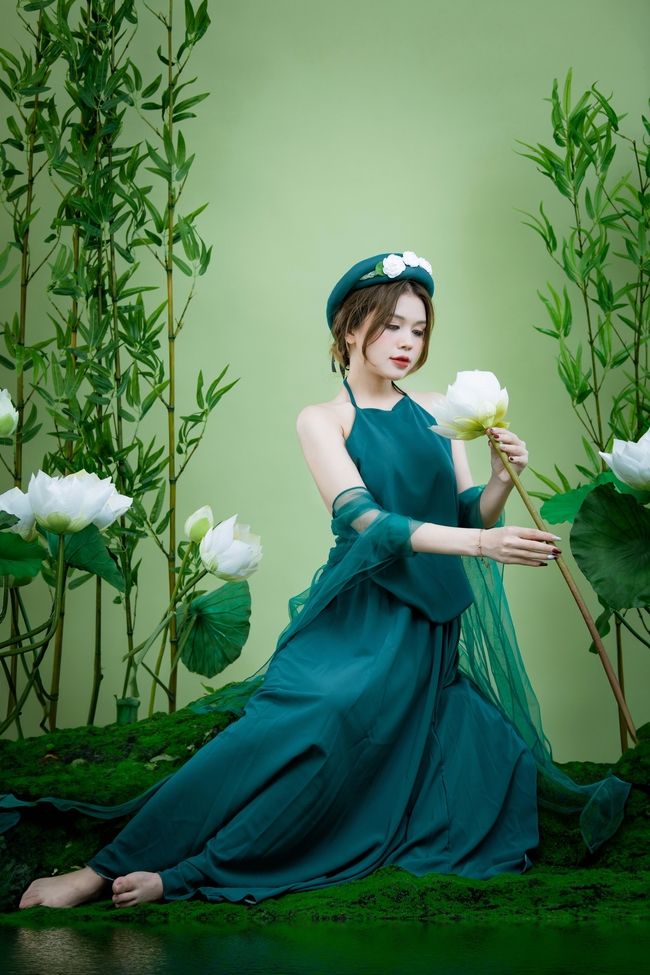 性感飘逸绿色肚兜裙美女人体艺术图片