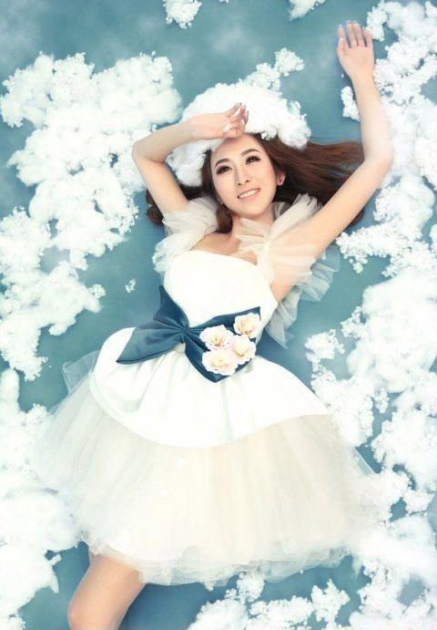 清纯雪白的美女公主摄影照