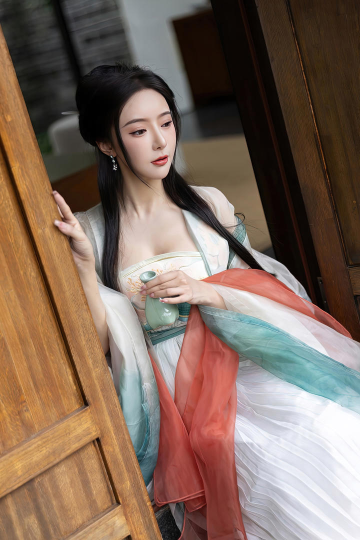 雪糕妹妹王馨瑶一身古典汉服艺术写真图片
