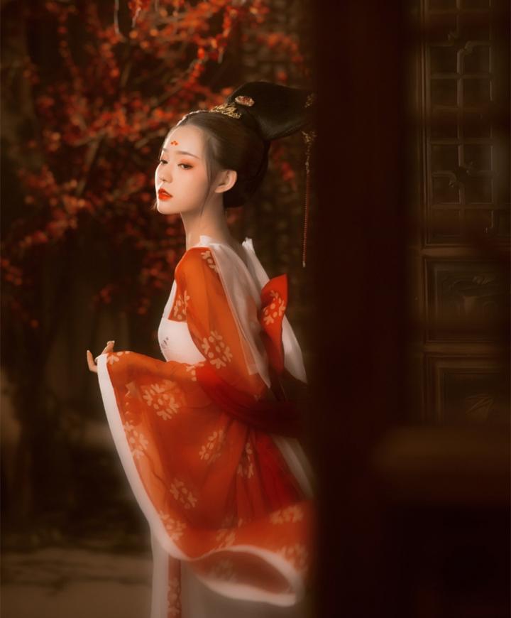 一身红妆的唐代古装美女艺术写真图片