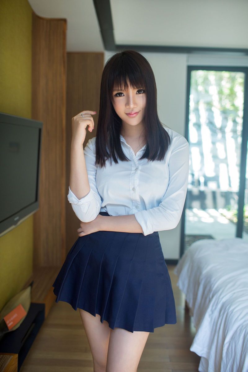 推女郎美女模特王依萌白衬衫比基尼童颜巨乳私房性感写真