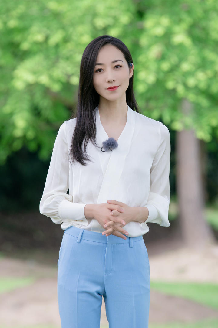 户外录制节目的清纯美女明星韩雪图片