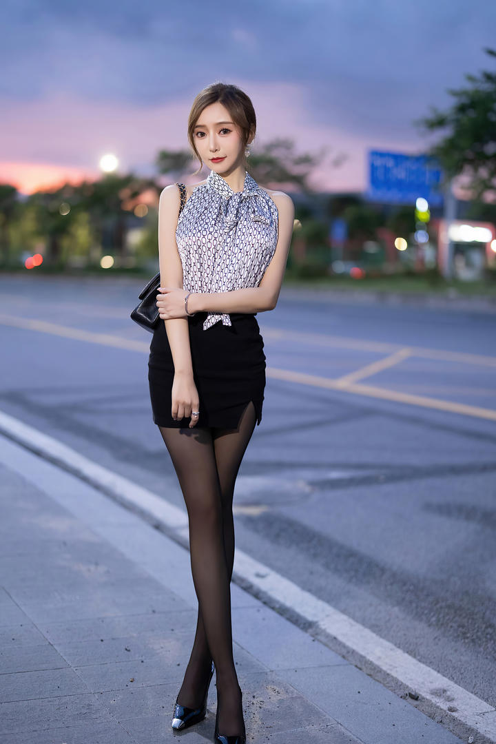 国产街拍极品性感黑丝长腿美女模特王馨瑶街拍写真图片