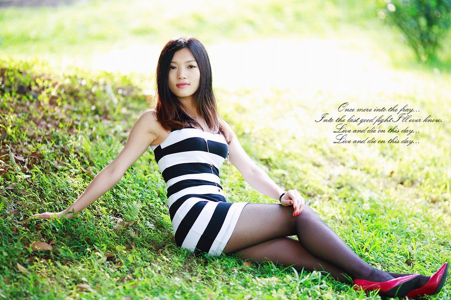 丰满诱人美女迷人户外写真