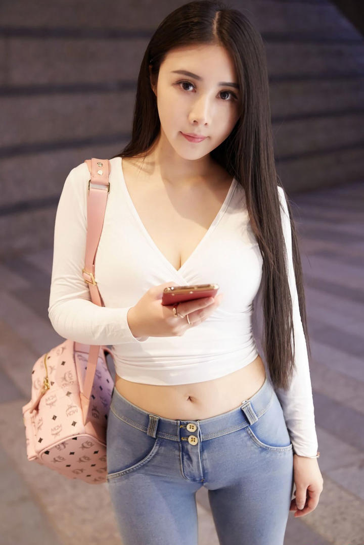 穿紧身牛仔裤性感美女高清图片