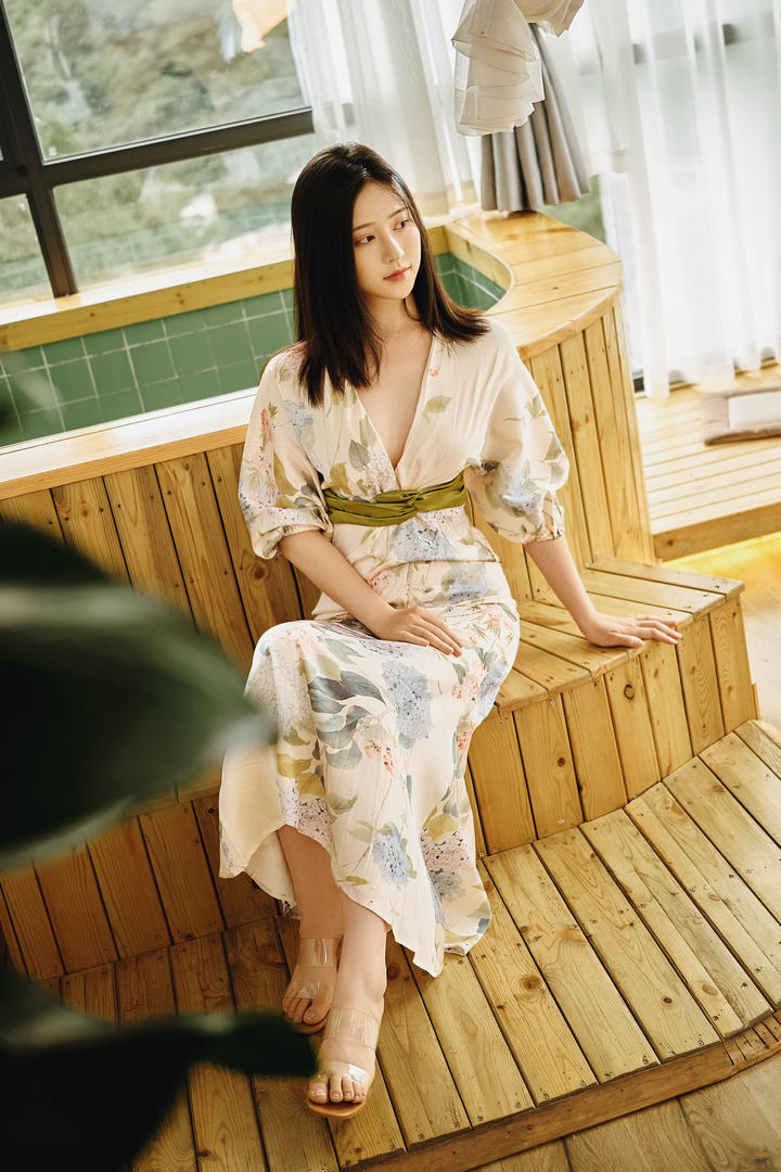 穿浴袍的气质美女浴室人像摄影写真图片