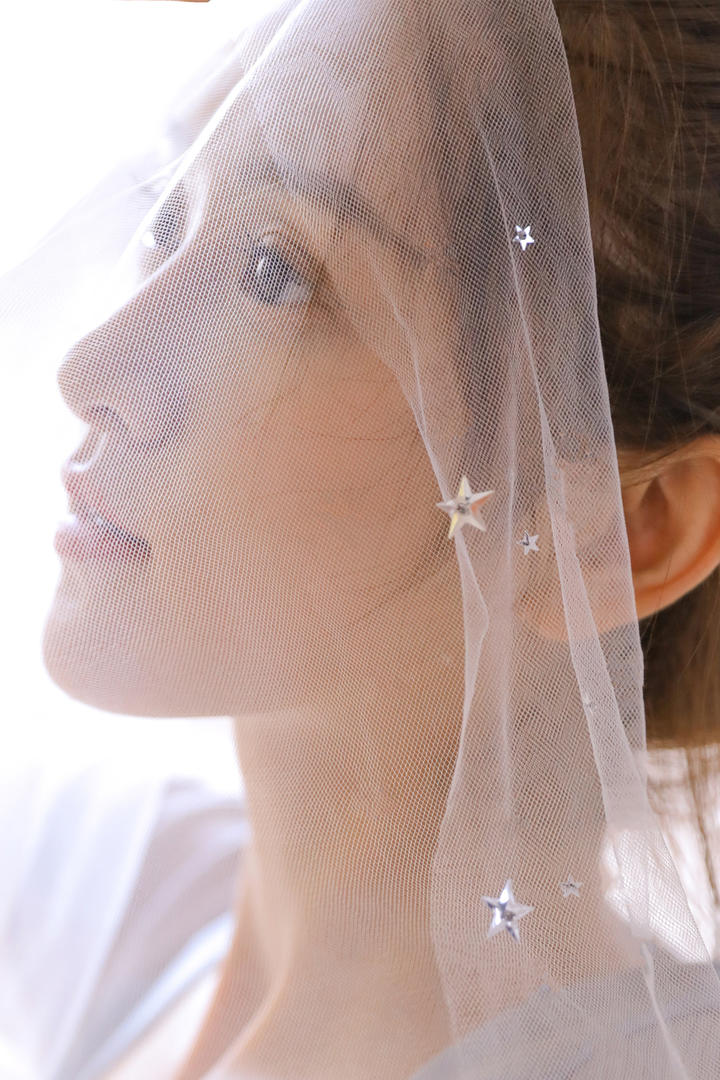 披着纱巾的清纯美女图片