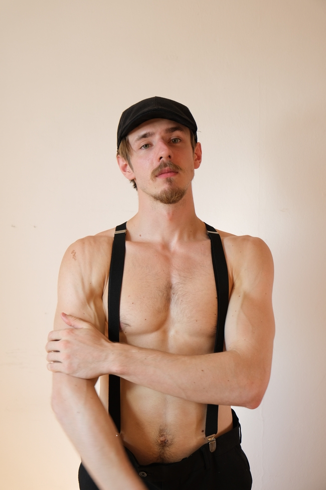 性感背带裤肌肉男帅哥写真图片