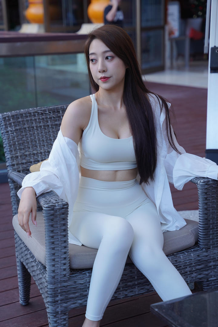 身材丰满的紧身裤美女街拍摄影图片