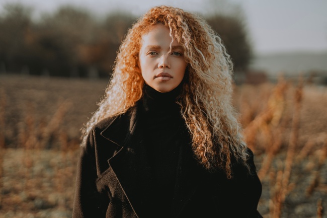 泡面卷发美女写真图片