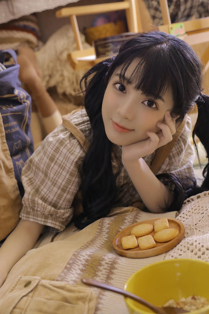 吃饼干的清纯女生头像图片大全