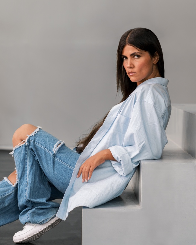 衬衫牛仔裤美女写真图片