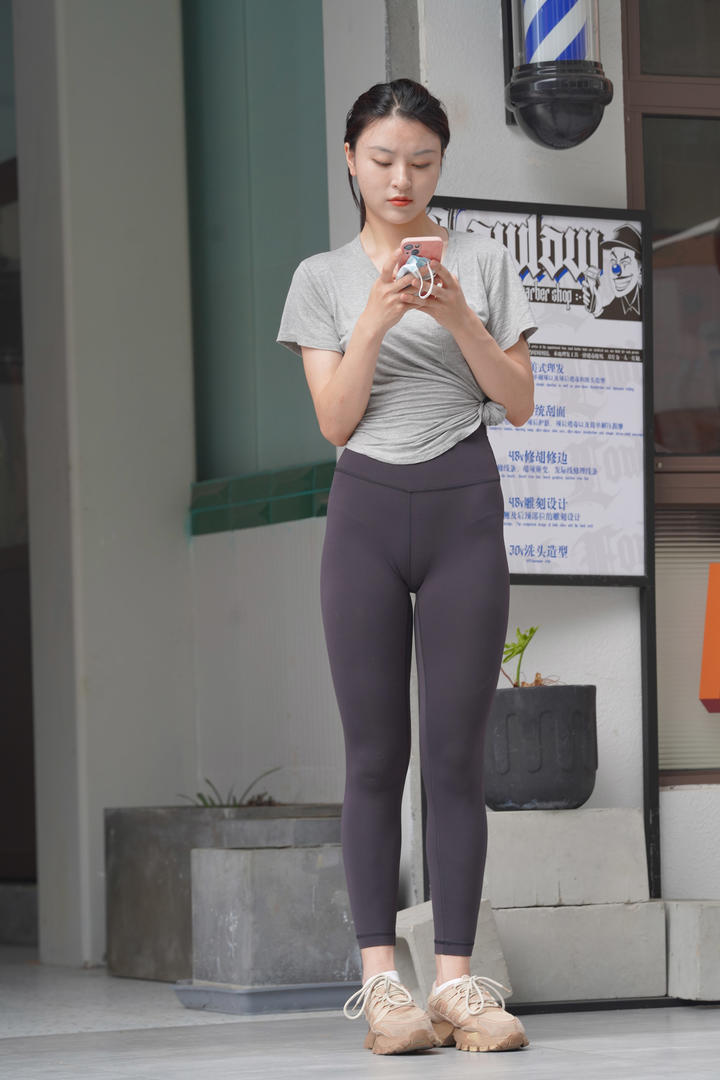 国内街拍漂亮美女穿紧身裤图片