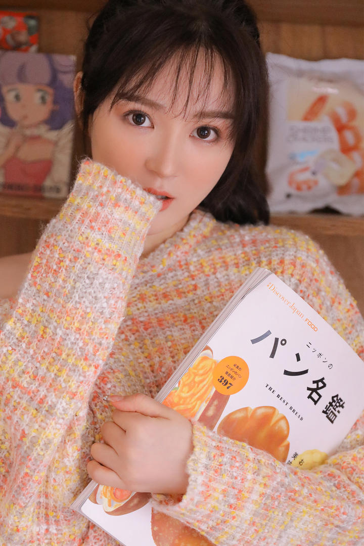 抱着书本的清纯女生个性qq头像女生图片免费下载