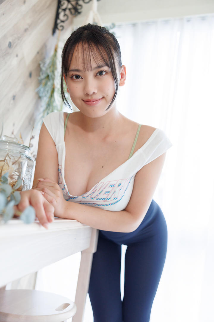 穿着紧身瑜伽裤的日本大胸女性人体写真图片