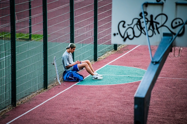 篮球场边上休息的欧美帅哥图片