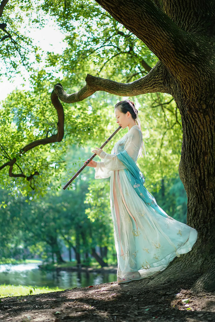 吹笛子的唯美养眼古装美女壁纸图片