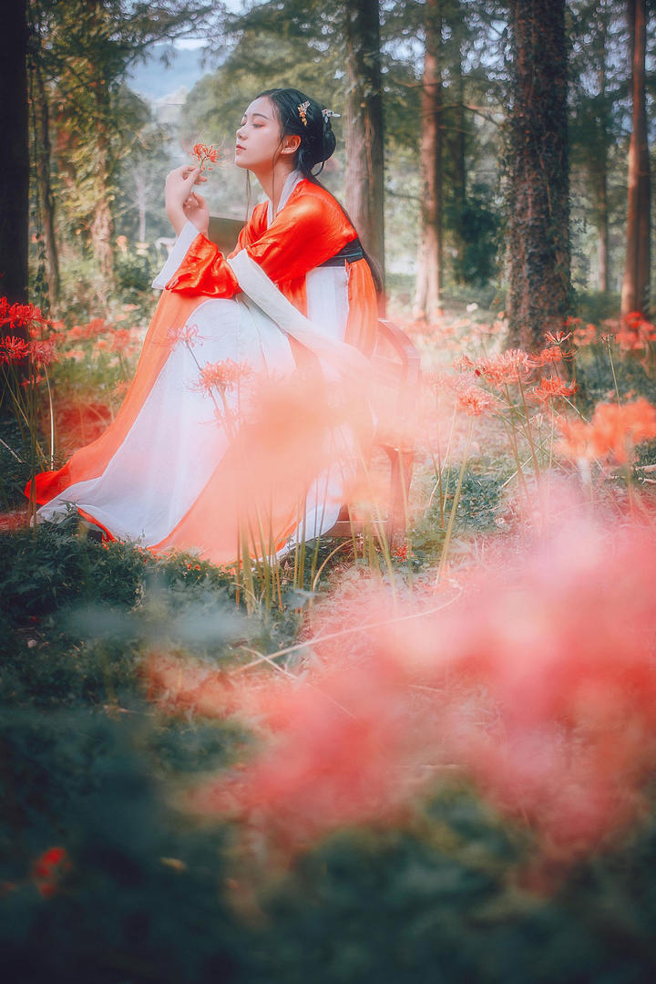 花丛中的古装小美女图片