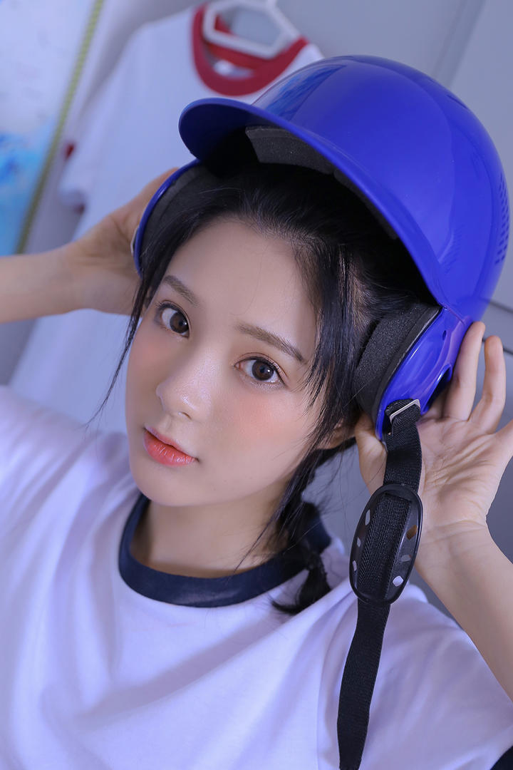 戴着帽子的清纯可爱美女图片