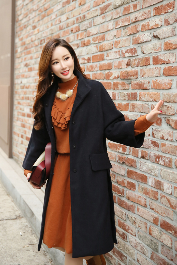 墙边的韩国气质美女李妍静图片