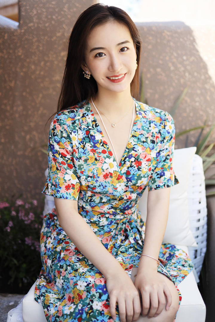 高清碎花长裙漂亮美女艺儿伢哟写真图片