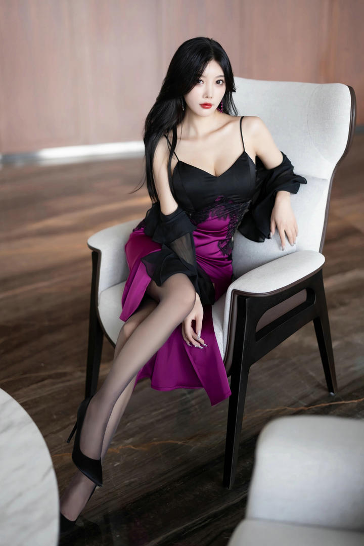 性感吊带长裙美女杨晨晨黑丝袜诱惑写真图片