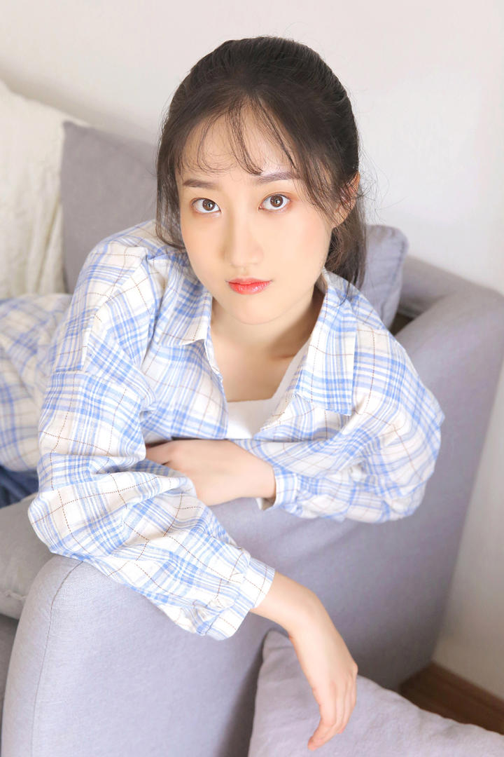 坐在沙发上的清纯美女学生