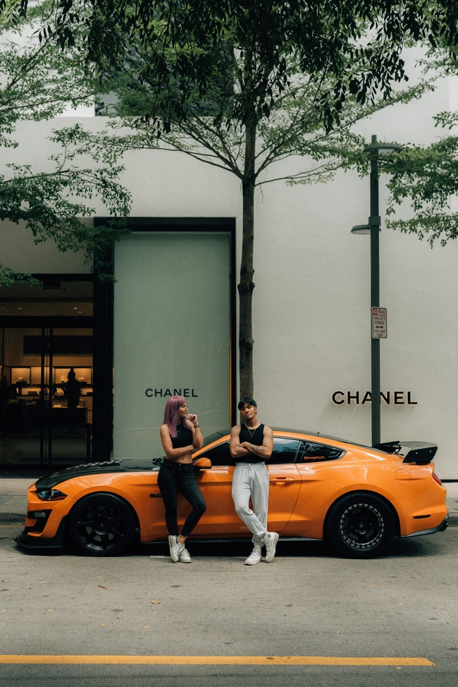 街拍豪车情侣图片