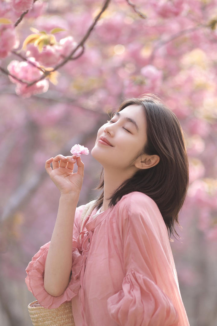 赏花的漂亮短发女生高清手机壁纸图片大全