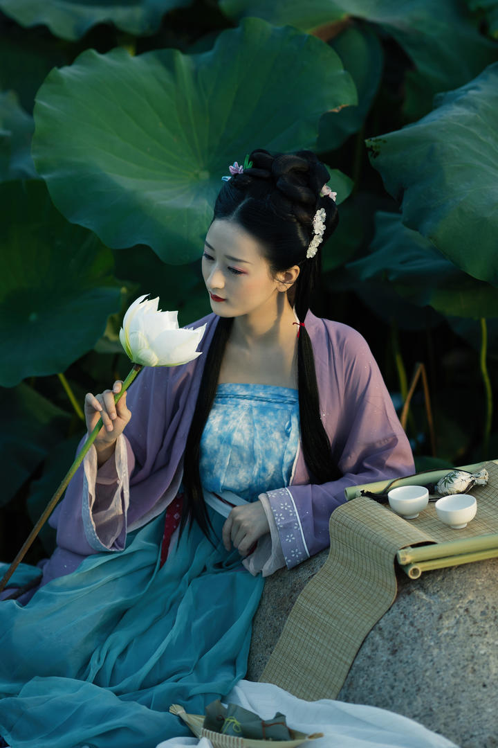 采莲花的清纯古装美女个人写真图片