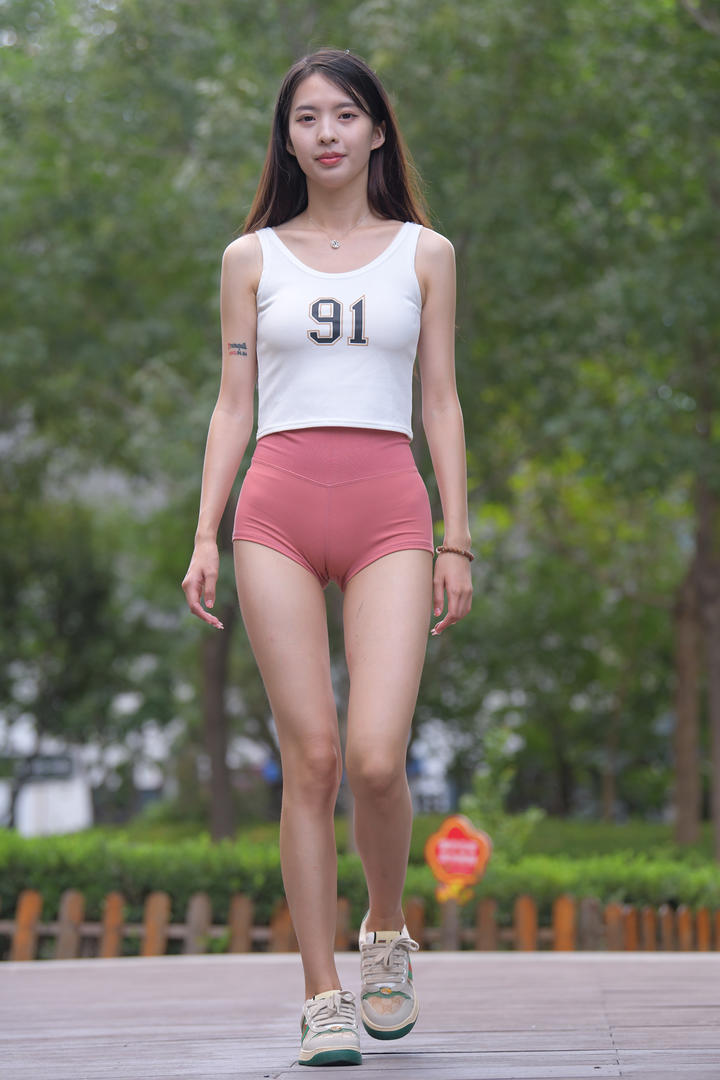 推特女神街拍紧身裤美女性感图片