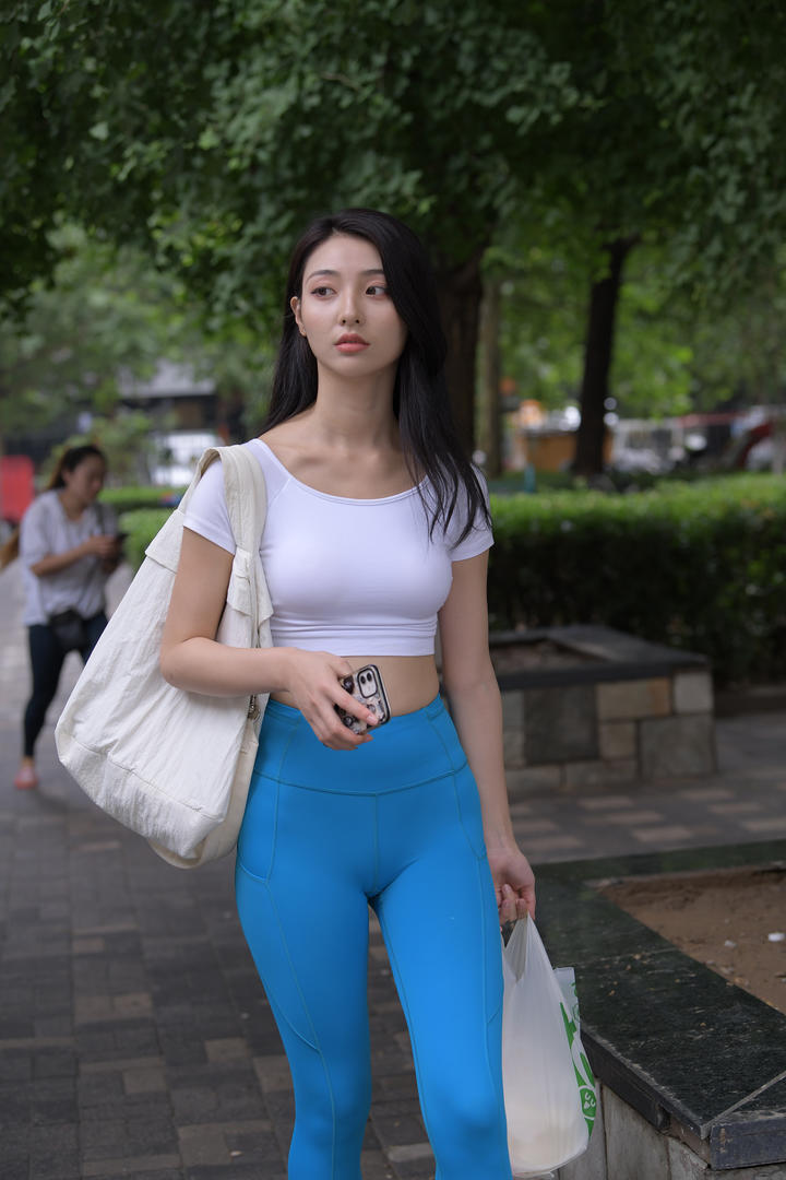 穿着蓝色紧身裤的街拍气质美女图片