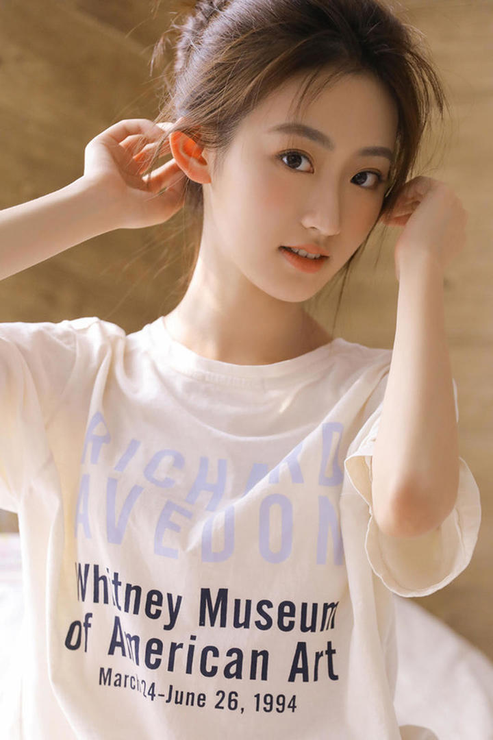 撩起鬓角青丝的好看的头像女生图片