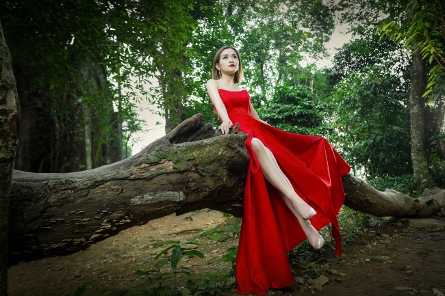 绿色树林性感美女写真图片