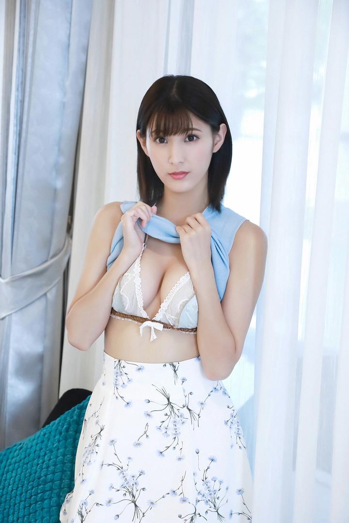 掀起衣服的日本性感女性人体写真图片