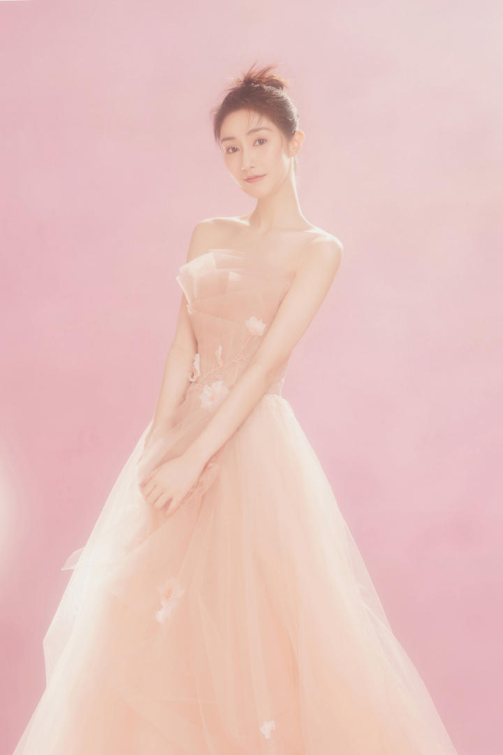 中国女明星王瑛瑛一身粉色公主裙清纯可爱写真图片